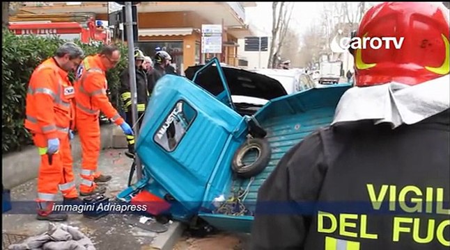 IcaroTv. Scontro tra auto e Ape a Cattolica. Due feriti gravi (live)