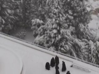 Des moines franciscains font une bataille de boules de neige (Jérusalem)