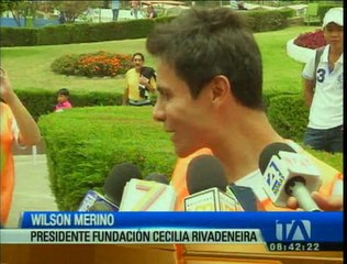 Colocan una peluca al monumento de la Mitad del Mundo por los niños con cáncer