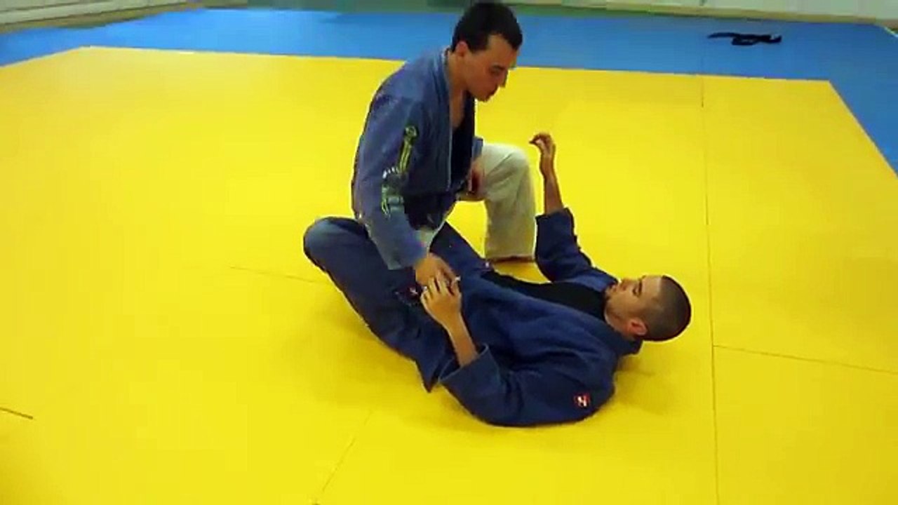 Jiu jitsu brésilien passage demi garde   juji gatame