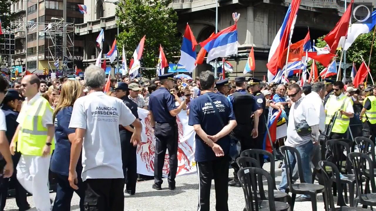 Al vicepresidente argentino lo recibieron a punta de abucheos y gritos en Uruguay