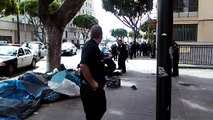 Des policiers de Los Angeles tirent sur un SDF