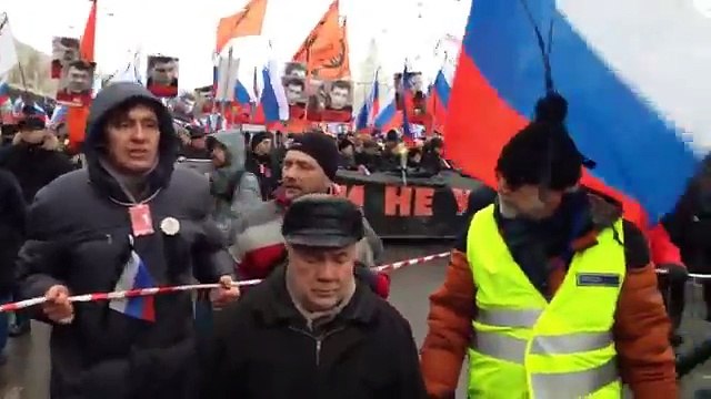 Как у журналиста пытаются снять георгиевскую ленту на Марше памяти Немцова