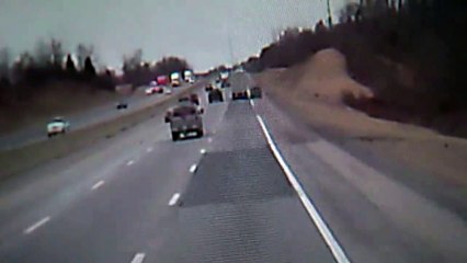 Un SUV fait de multiples tonneaux