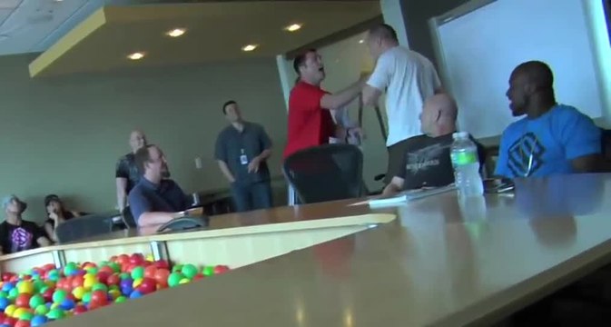 Quand un combattant pro MMA découvre les mauvaises compétences de son personnage chez EA Sports