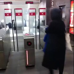 Turnikelerden Beleş Geçme Taktiği Türk Usulu