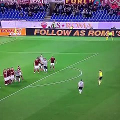 Magnifique coup franc de Tevez face à L'As Roma !