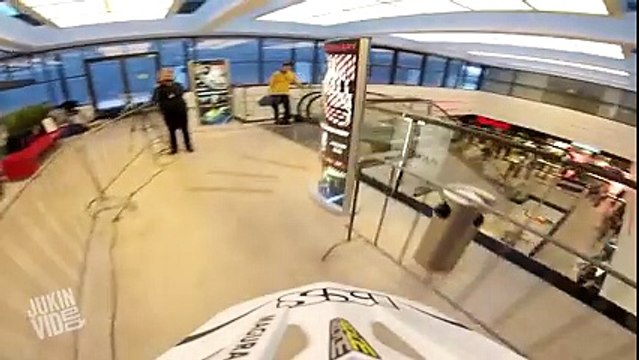 Alışveriş Merkezi İçinde Motor İle Dolaşmak