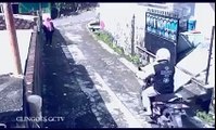 Roba bolsa a mujer pero esta le roba su moto