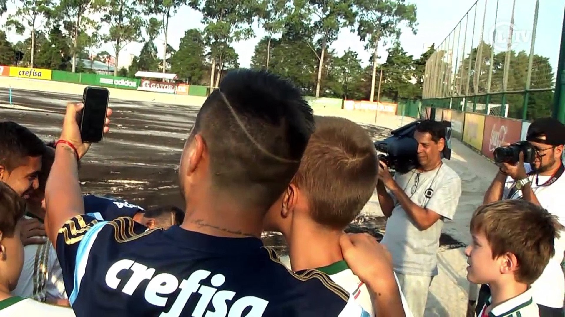 Atenciosos, jogadores do Verdão tiram fotos e fazem festa de criançada no CT