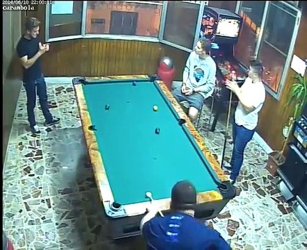 Un gars très chanceux au billard : 5 tricks de dingue à la suite!