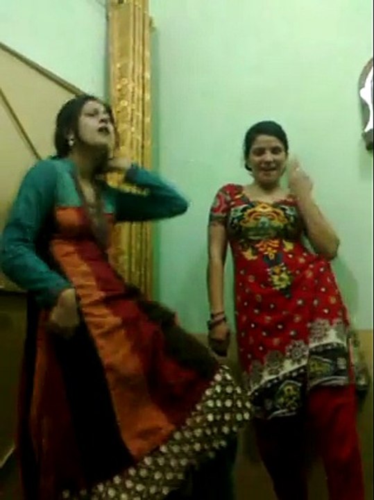 very beutifull pakistani girls very nice dance,mujra song  at home