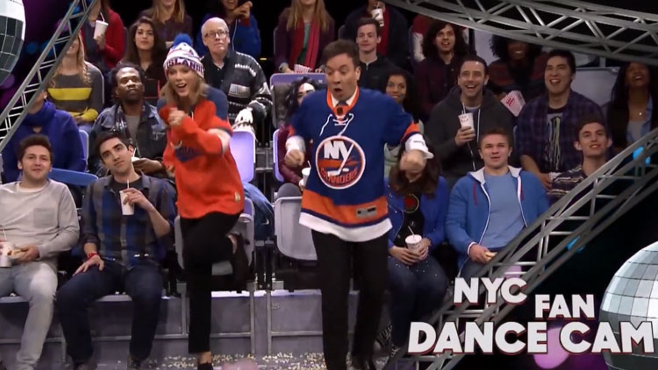 Taylor Swift et Jimmy Fallon dansent durant un match de sport
