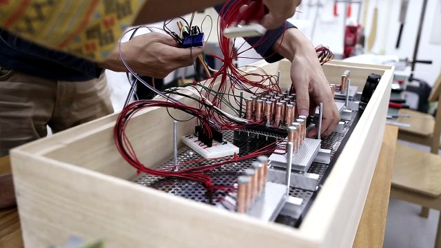 Dancing Paper, des grues en origami dansent avec des aimants