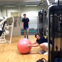 La blague douloureuse avec un ballon à la gym
