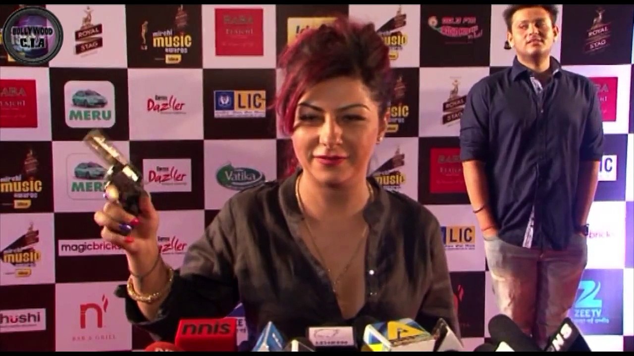 Hard Kaur caught DRUNK at an awards function!