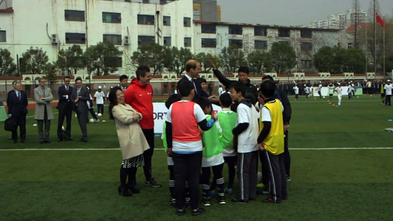 Prince William high-fived by excited boy in Shanghai