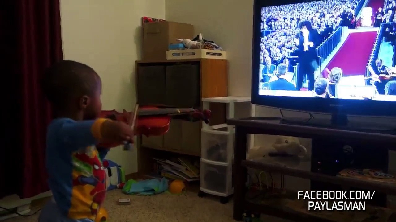 Pek Hevesli Şekilde Keman Çalmaya Çalışan Çocuk