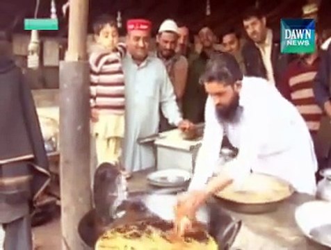 Peshawar: Man fries fish by Putting Hand in Burning Hot Oil