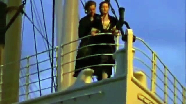 Titanic scène rose et Jack à l'avant du bateau