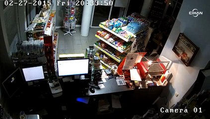 Benzin istasyonunda başarısız soygun kamerada