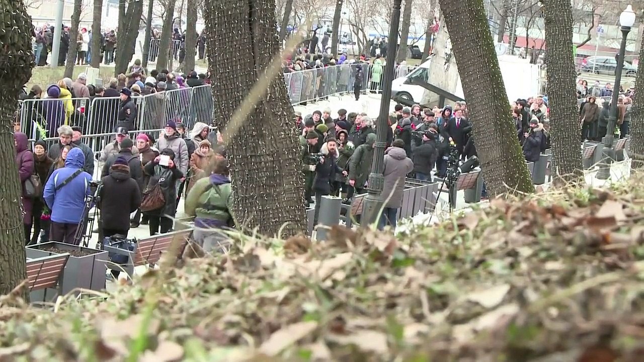 Tausende nehmen Abschied von Boris Nemzow