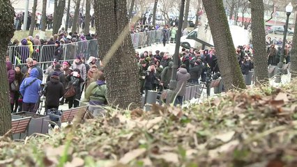 Tausende nehmen Abschied von Boris Nemzow