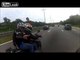 Fuite de folie à moto sur l'autoroute pour échapper à des voleurs
