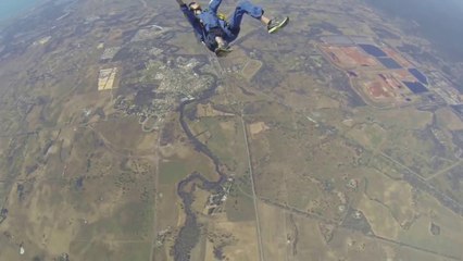 Un parachutiste sauve son compagnon victime d'une crise d'épilepsie pendant une chute libre