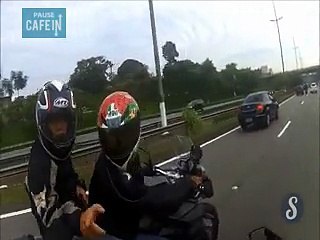 L'incroyable fuite à grande vitesse de ce motard pour échapper à des voleurs