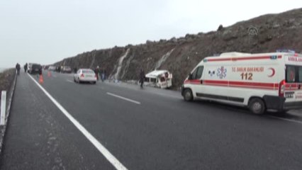 Cenaze Teslim Almaya Gidenleri Taşıyan Minibüs Devrildi