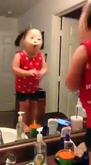 Fofurinha! Menina se encanta com o tema de 'Frozen'