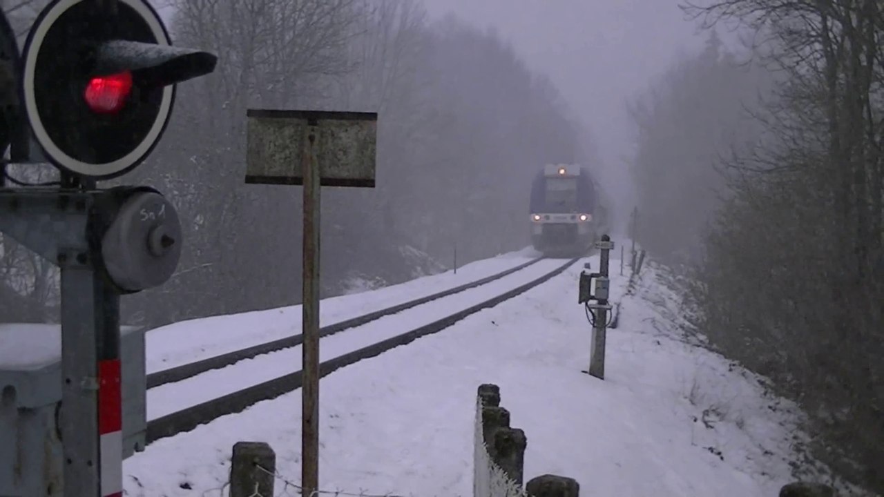 Duo d'AGC dans la tempête de neige, de retour du MONT-DORE, direction Clermont-Fd via Laqueuille, 21.02.2015