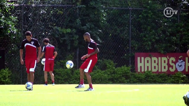 Wesley faz primeiro treino no São Paulo e mostra domínio de bola