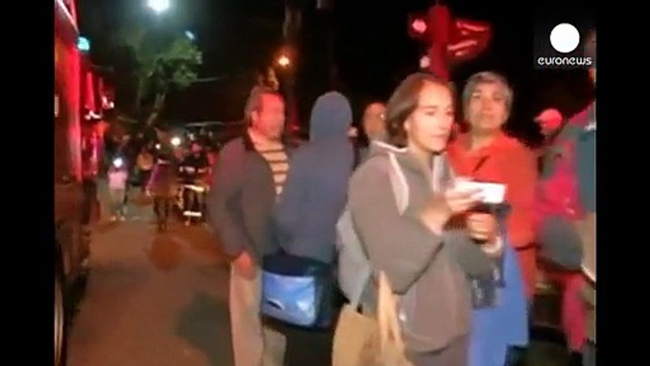 Lavamassen fließen aus villarrica-vulkan in chile