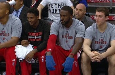 Patrick Patterson porte des gants sur le banc de touche