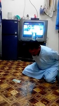 Videoہمارے ایک پاکستانی بهائی کا ٹائلنٹ چیک کریں .شیئر.mp4 Pakistani man