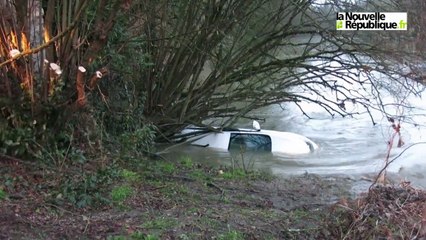 VIDEO. Voiture dans l'Indre : les grands moyens pour la sortir