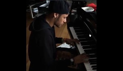Neymar plays the piano / Barcelona 2015
