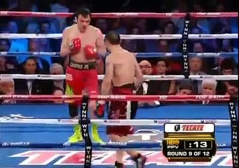 Julio Cesar Chavez Jr se enoja en la esquina con su padre