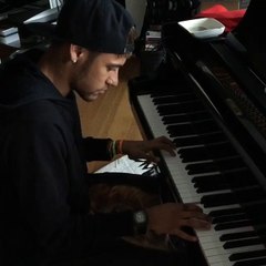 Neymar y su intento de tocar en piano "A Thousand Years"