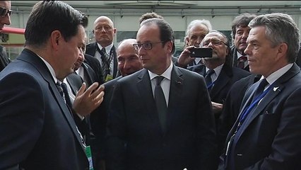 Le PDG de Dassault Aviation confirme que Hollande "mouille la chemise" pour le Rafale