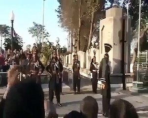 Indian Soldier fell Down during parade at Wagaboder When Pakistani Crowd Crazzy