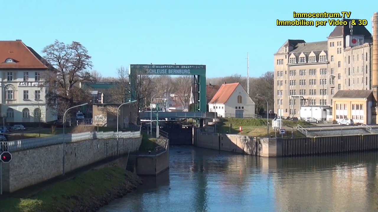 Bernburg/ Saale - Schleusung eines Schiffes