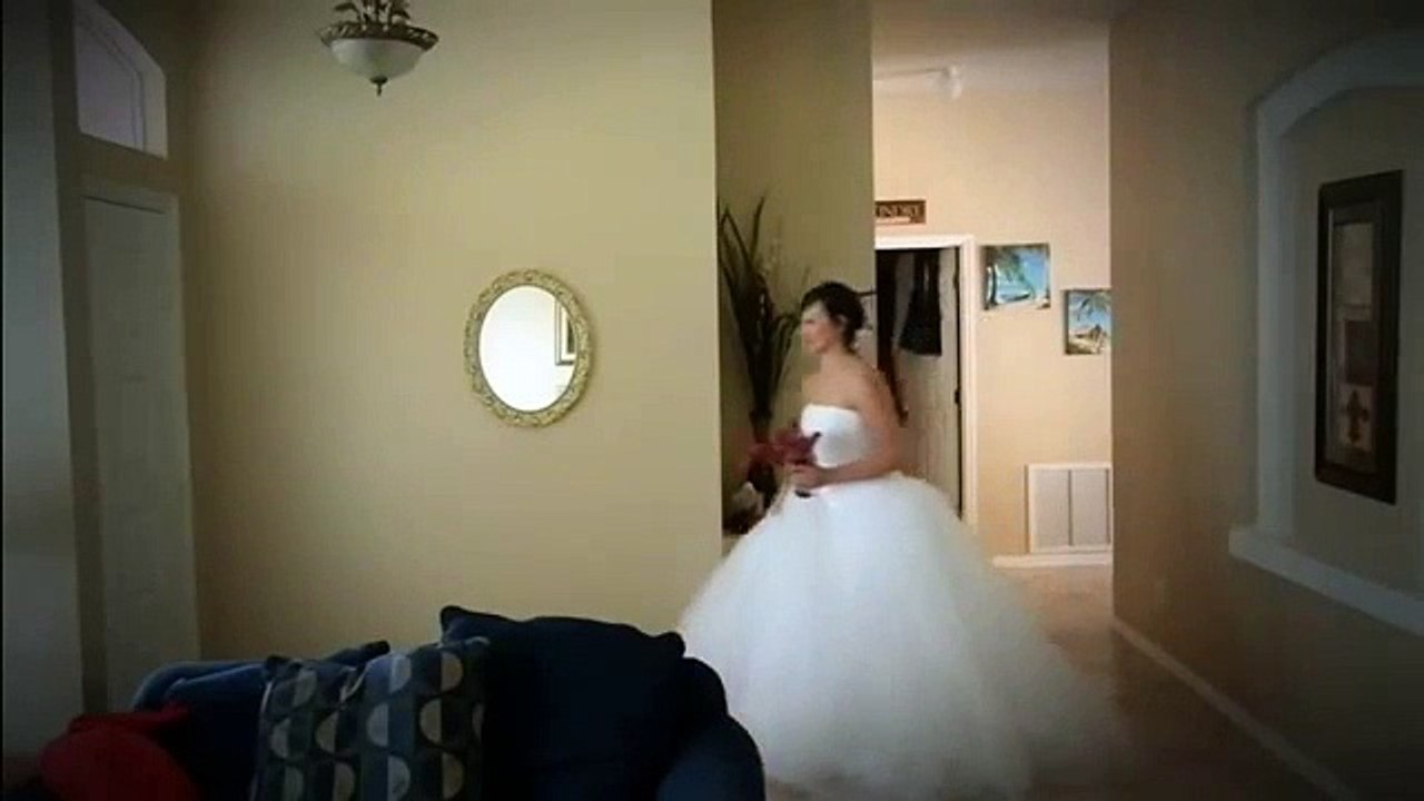 Elle surprend son mari pour leur anniversaire de mariage...regardez sa réaction