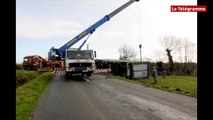 Mûr-de-Bretagne. Un camion de cochons se couche sur la D35