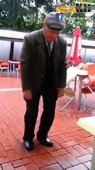 Yaşlı dede horon oynuyor :)