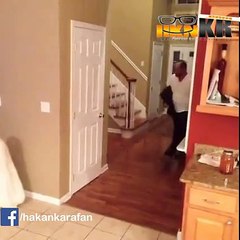 Birbirinden sakar çocukların komik duruma düştükleri anlar.