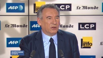 François Bayrou : PS et UMP font "la communication de Marine Le Pen"