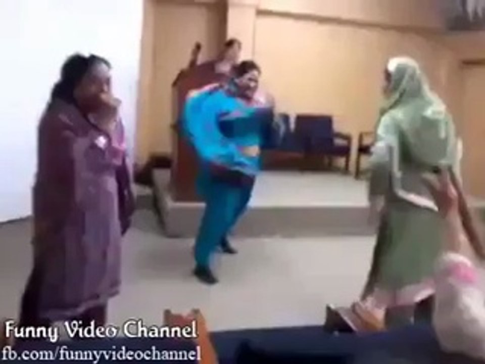 Crazy dance by aunty on mehndi